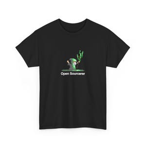 Puede incluir: Una camiseta negra con un gráfico de pixel art de un mago con túnica verde que sostiene un bastón verde brillante. Debajo del mago, el texto blanco dice Open Sourcerer. El diseño está centrado en el pecho de la prenda de manga corta.