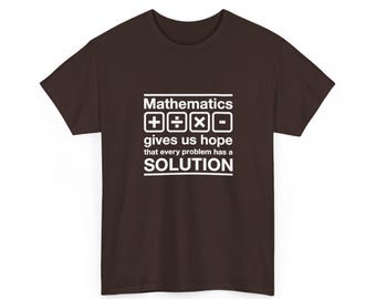 Può includere: Una t-shirt a maniche corte marrone scuro con testo bianco che recita Mathematics gives us hope that every problem has a SOLUTION, accompagnata da quattro icone quadrate che mostrano i simboli di addizione, divisione, moltiplicazione e sottrazione.