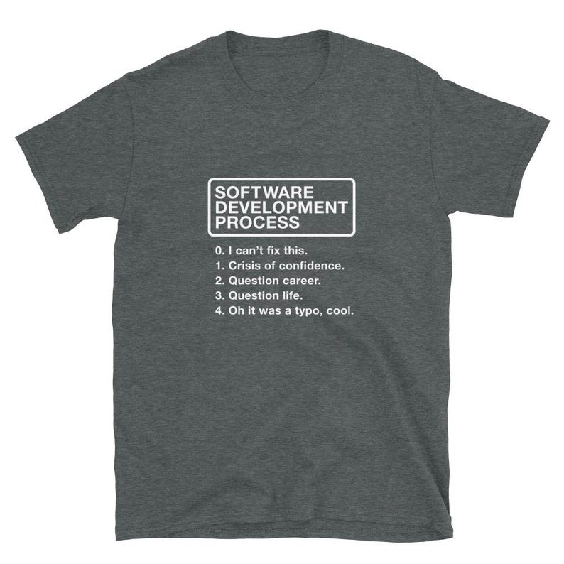 Może przedstawiać: Szary t-shirt z białym nadrukiem "SOFTWARE DEVELOPMENT PROCESS" i humorystyczną listą krok&oacute;w: "0. Nie mogę tego naprawić. 1. Kryzys zaufania. 2. Zastanawianie się nad karierą. 3. Zastanawianie się nad życiem. 4. Och, to był błąd, spoko."