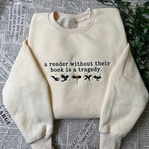 Broderad t-shirt med drakridtröja, hoodie med romantik och bok, present till fantasyläsare
