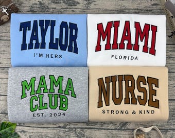 T-shirt con testo personalizzato ricamato, felpa con testo personalizzato ricamato, felpa con cappuccio con testo personalizzato ricamato per la squadra universitaria, regalo di abbigliamento con testo personalizzato
