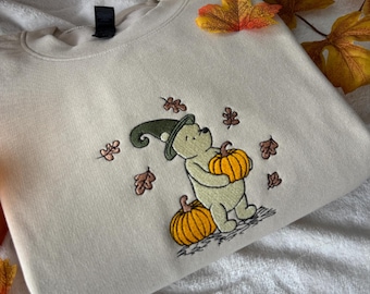 Camiseta bordada de Halloween con la bruja del oso Pooh, bonito suéter bordado de otoño de Winnie the Pooh, bonita camisa bordada de otoño con oso