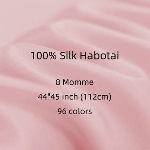 Könnte beinhalten: Nahaufnahme eines rosa Seidenstoffs mit dem Text "100% Silk Habotai", "8 Momme", "44"45 inch (112cm)" und "96 Farben". Der Stoff ist glatt und scheint gefaltet zu sein.