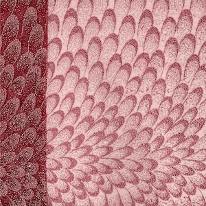 Puede incluir: Primer plano de una tela burdeos con un patrón repetido de formas de plumas estilizadas. Las plumas están delineadas con un hilo burdeos más oscuro y adornadas con pequeñas cuentas brillantes. El fondo es de color rosa pálido.