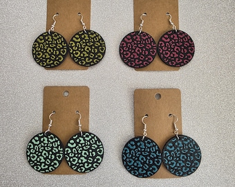 40 mm retro jaren 80-oorbellen met luipaardprint – zwarte en opvallende neonkleuren, ronde statement hangers