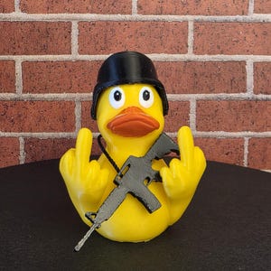 Badeend, tactisch, AR-15, eend, gele eend, cadeau voor jeepliefhebber – 3D-geprinte rebelse "rubberen" eend met houding! Verdomme jij eend!