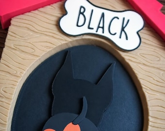 Gepersonaliseerde Doberman sleutelhangerset met hondenhokje en magnetische houder.