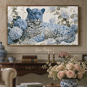 Könnte beinhalten: Gerahmter Leinwanddruck mit einem blau-weißen Leoparden inmitten blauer floraler Elemente. Das Fell des Leoparden ist mit einem blau-weißen Muster versehen. Das Kunstwerk ist vor einem cremefarbenen Hintergrund mit Goldrahmen.