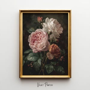Könnte beinhalten: Ein gerahmter Kunstdruck mit einem Blumenstillleben, das Rosen in Rosa-, Pfirsich- und Weißtönen vor einem dunklen Hintergrund zeigt. Das Kunstwerk ist in einem goldfarbenen Rahmen mit dem Text "Velvet Printery" unten präsentiert.