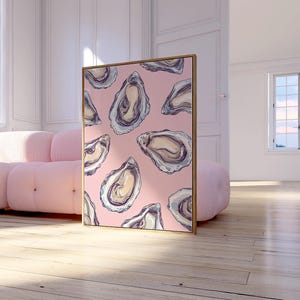 Könnte beinhalten: Ein gerahmter Kunstdruck mit einem Muster aus Austernillustrationen auf rosa Hintergrund. Die Austern sind in Beige-, Blau- und Grautönen dargestellt. Der Rahmen ist goldfarben. Das Kunstwerk wird in einem hellen Raum präsentiert.