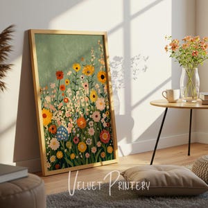 Könnte beinhalten: Ein gerahmter Druck einer farbenfrohen Blumenillustration auf grünem Hintergrund. Die Blumen sind in verschiedenen Schattierungen von Rot, Gelb, Orange, Rosa und Weiß. Der Druck ist in einem Holzrahmen.