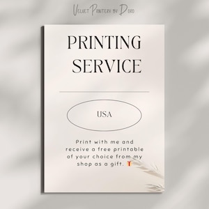 Könnte beinhalten: Ein cremefarbener Druck mit dem Text "PRINTING SERVICE" über einem Oval mit "USA" darin. Der Text "Print with me and receive a free printable of your choice from my shop as a gift" steht darunter.