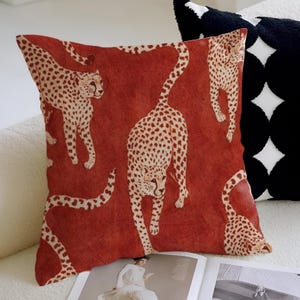 Halverwege de eeuw moderne kussensloop cheetah, kussen rood accent in aardetinten, woonkamerdecor wilde kat, eclectische kussenhoes met dierenprint