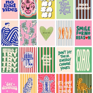 Op de afbeelding: Een verzameling kleurrijke kunstprints met diverse ontwerpen en tekst. De prints tonen zinnen als "No Bad Vibes", "Smile for No Reason" en "It's Okay to Hold Space". Andere ontwerpen zijn een tijger, een cheetah en een sardineblikje.