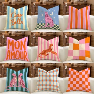 Peut inclure: Neuf coussins décoratifs avec divers motifs. Les coussins présentent des rayures verticales, des motifs à carreaux et des illustrations de guépards. Certains coussins ont le texte "Ciao Bella" et "Mon Amour". Les couleurs incluent le rose, l'orange, le bleu et le vert.