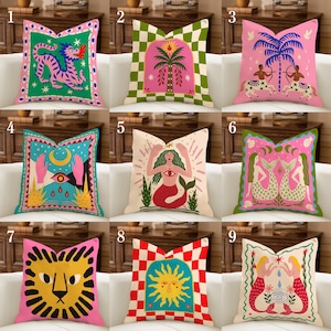 Op de afbeelding: Een verzameling decoratieve sierkussens met diverse kleurrijke ontwerpen. Kussens tonen illustraties van een tijger, palmboom, centauren, handen, een zeemeermin, zeemeerminnen, een leeuw, een zon en zeemeerminnen. De kussens zijn vierkant en gemaakt van stof.