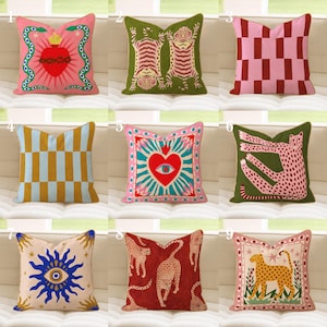 Maximalistischer Kissenbezug mit Goldrand, Eklektischer Samtkissenbezug, Sacred Heart-Dekor, erdiger rosa grüner Boho Akzent