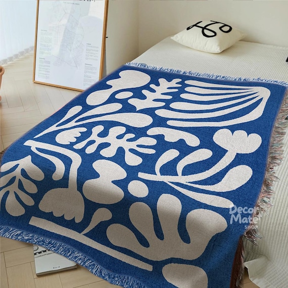 Blaue Matisse inspirierte Decke, abstrakte gewebte Sofa werfen, Boho Wandteppich, gemütliche Tagesdecke, Housewarming Geschenk, Scandi Decor