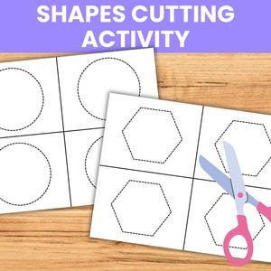 Op de afbeelding: Twee witte werkbladen met vormen om te oefenen met knippen. Eén vel heeft cirkels, de andere heeft zeshoeken. Roze en zilveren scharen liggen op het zeshoekige vel. De tekst "SHAPES CUTTING ACTIVITY" staat bovenaan.