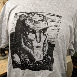 Watcher of Roads Linocut Print T-shirt Bild 3