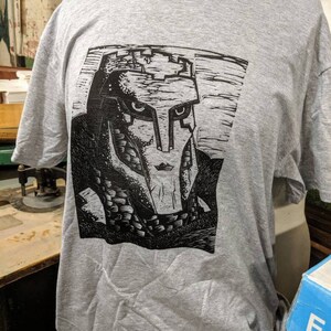 Watcher of Roads Linocut Print T-shirt Bild 4