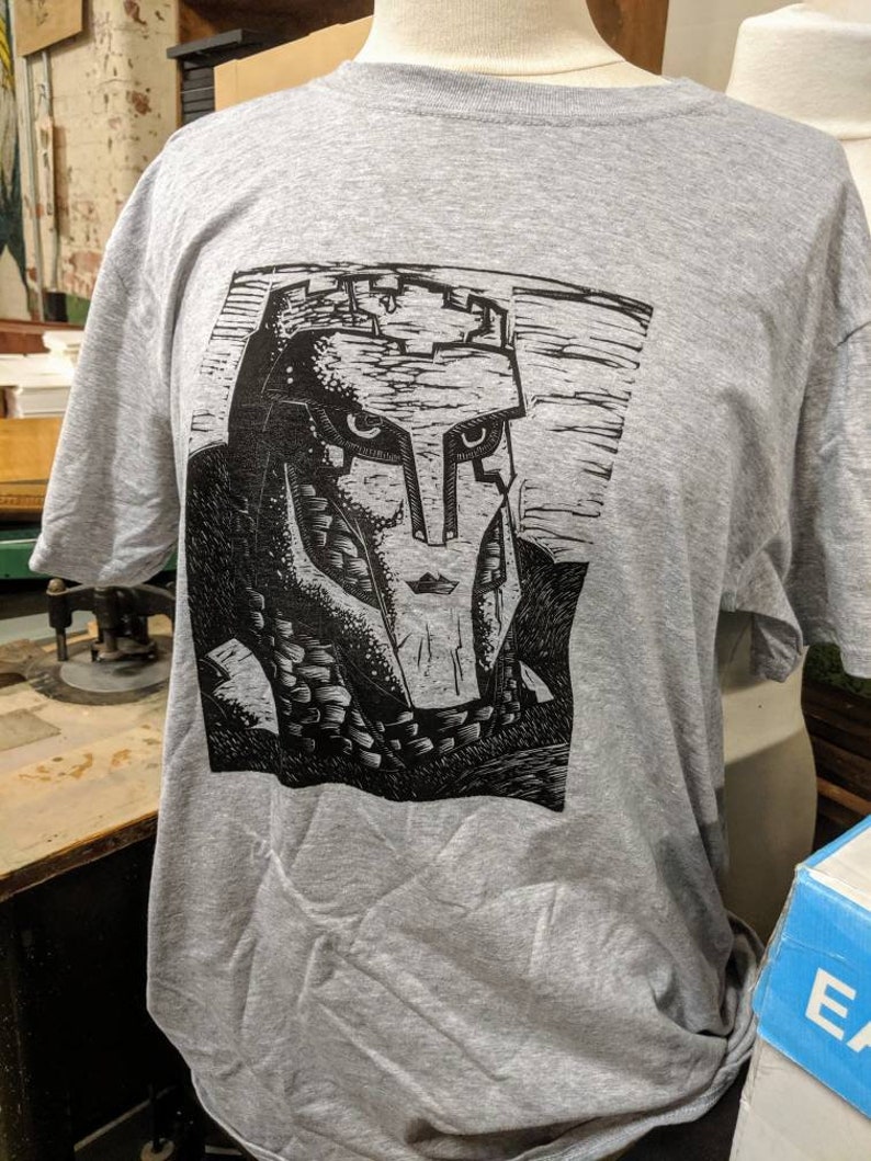 Watcher of Roads Linocut Print T-shirt Bild 4