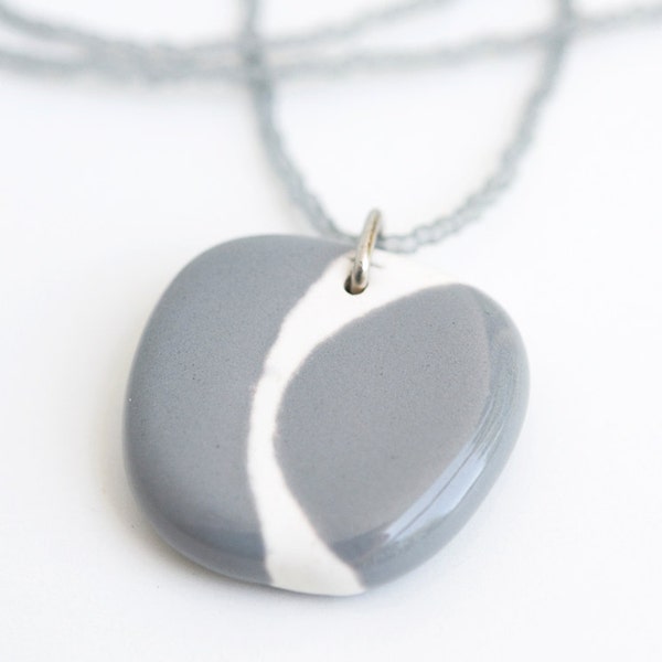 Pendentif en céramique et collier de perles - courbe en blanc et gris