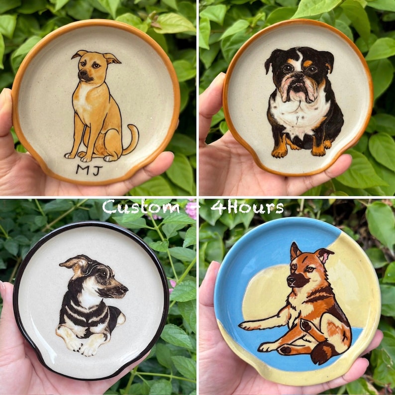 K&ouml;nnte beinhalten: Vier Keramik-L&ouml;ffelablagen mit Hundeillustrationen. Jede Ablage zeigt ein einzigartiges Hunderassendesign mit neutralem Hintergrund und braunem Rand. Eine Ablage hat die Initialen "MJ". Der Text "Custom 4 Hours" ist ebenfalls sichtbar.