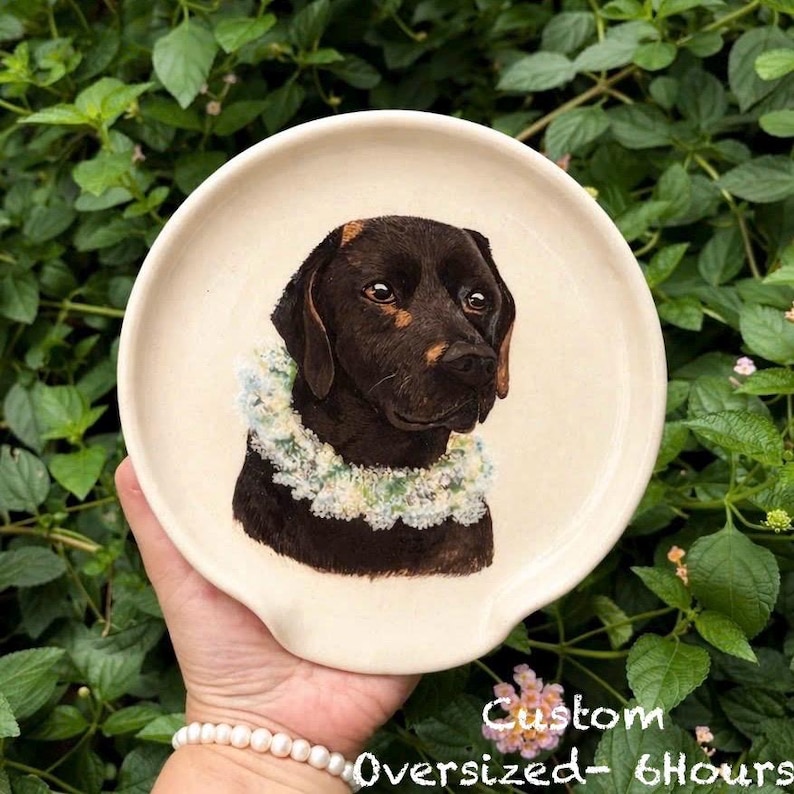 K&ouml;nnte beinhalten: Cremefarbene Keramik-L&ouml;ffelablage mit einem detaillierten Portr&auml;t eines braunen Hundes mit Blumenhalsband. Die L&ouml;ffelablage hat eine gebogene Form mit einer integrierten Ablage. Der Text unten lautet "Custom Oversized- 6Hours".