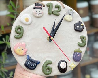 Handbemalte Keramik Uhr, skurrile Wanddekoration, Custom Design