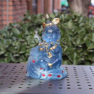 Krishna-staty i harts, barnfigur av Vishnu, svart gudom, indisk hinduisk gudsskulptur, Buddha-accent i glas