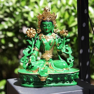 Statue de bouddha Tara en résine verte : ornement de bon augure tibétain peint