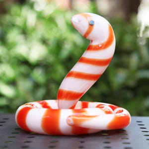 Serpiente esmaltada de colores, linda serpiente de dibujos animados, decoración del hogar, adorno de vidrio artesanal, regalo para amigos