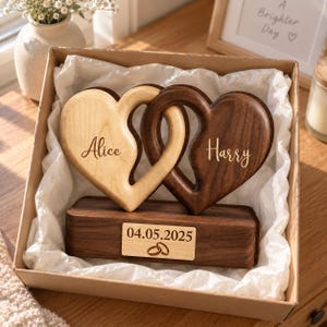 Personalisierter Ständer mit ineinandergreifenden Holzherzen, individuelle Dekoration für Paare zum Hochzeitstag