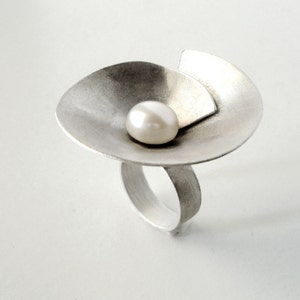 Anillo de plata esterlina con diseño llamativo, regalo para ella, anillo de perla geométrica de plata, anillo de perla de agua dulce hecho a mano, anillo de piedra de cumpleaños de junio.