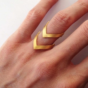 gouden statement ring, gouden chevron ring, vergulde bronzen ring, statement ring, dubbele V minimale ring, architecturale ring, cadeau voor haar afbeelding 3