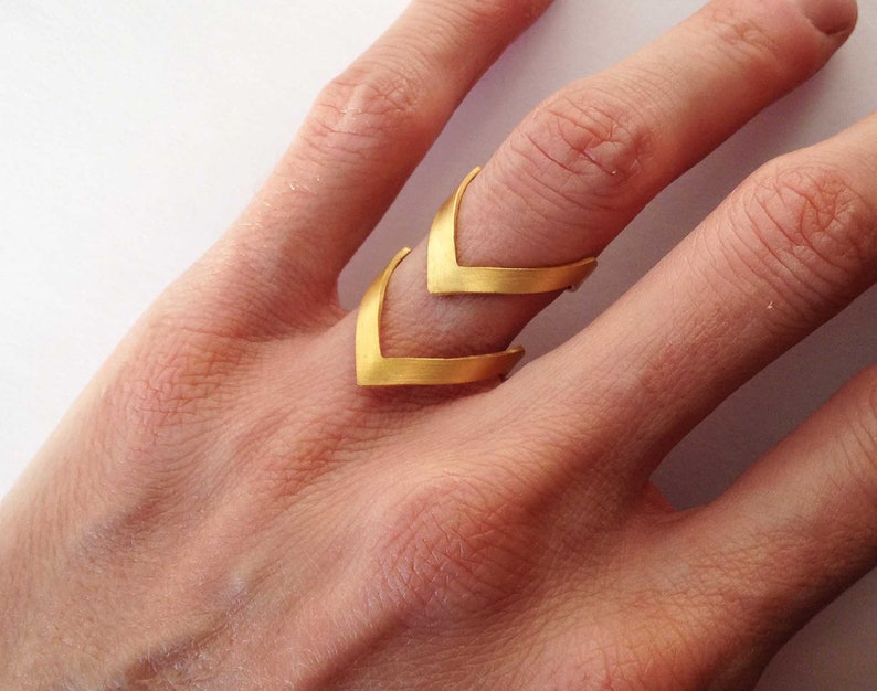 anillo de declaración de oro, anillo de chevron de oro, anillo de bronce chapado en oro, anillo de declaración, anillo mínimo de doble V, anillo arquitectónico, regalo para ella imagen 3