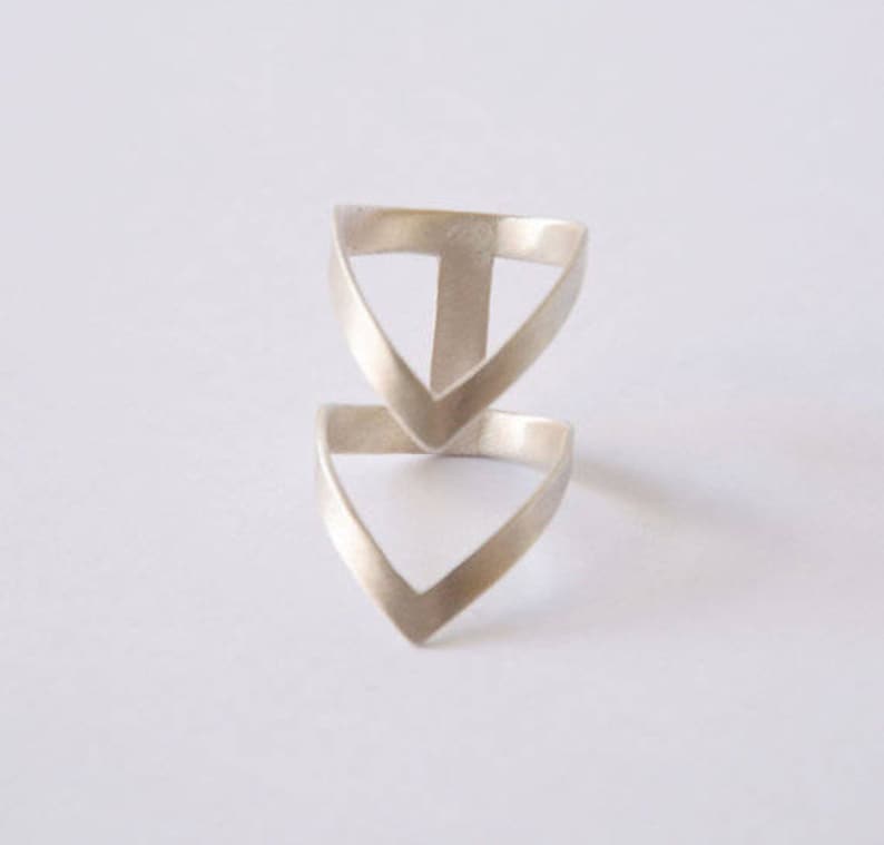 gouden statement ring, gouden chevron ring, vergulde bronzen ring, statement ring, dubbele V minimale ring, architecturale ring, cadeau voor haar afbeelding 8