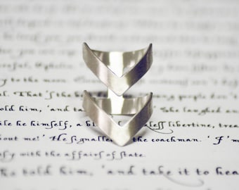 Chevron Ring Silber, geometrischer Silberring, Doppel-V, Silberring, geometrischer Ring, architektonische Ring, Geschenk für sie