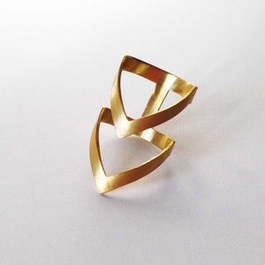 gouden statement ring, gouden chevron ring, vergulde bronzen ring, statement ring, dubbele V minimale ring, architecturale ring, cadeau voor haar afbeelding 6