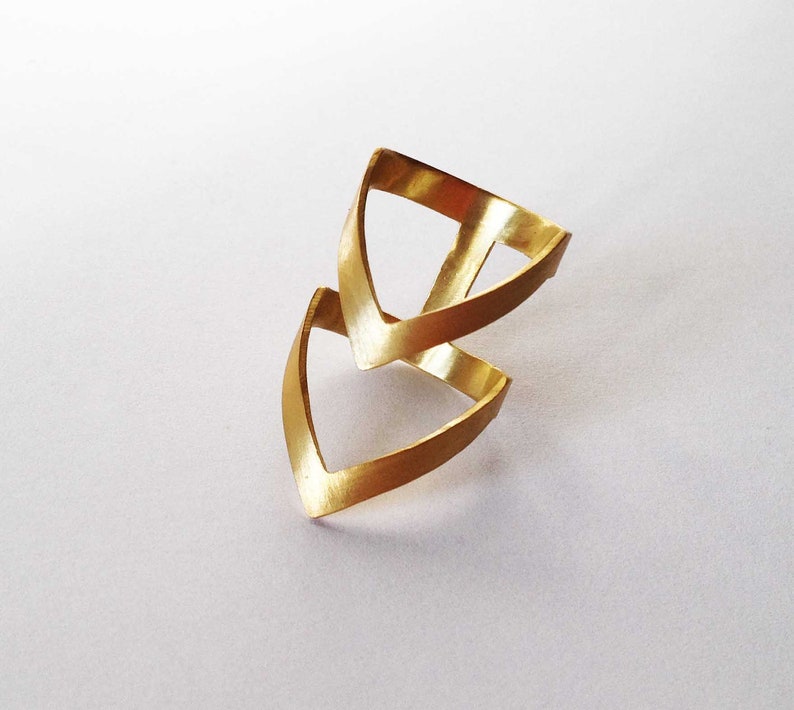 anillo de declaración de oro, anillo de chevron de oro, anillo de bronce chapado en oro, anillo de declaración, anillo mínimo de doble V, anillo arquitectónico, regalo para ella imagen 6