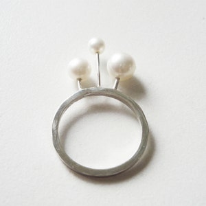 solitaire silver pearl ring, silver statement pearl ring, 3 differect dimension fresh water pearls, white pearl ring, contemporary ring