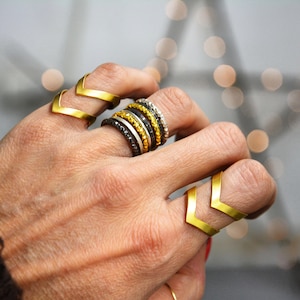 gouden statement ring, gouden chevron ring, vergulde bronzen ring, statement ring, dubbele V minimale ring, architecturale ring, cadeau voor haar afbeelding 2
