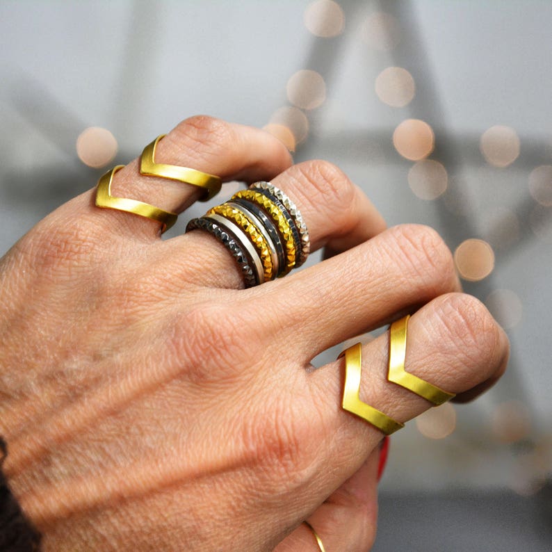 gouden statement ring, gouden chevron ring, vergulde bronzen ring, statement ring, dubbele V minimale ring, architecturale ring, cadeau voor haar afbeelding 2
