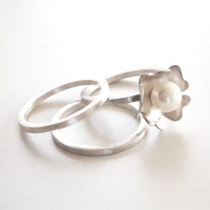 silver pearl ring, fresh water pearl ring, silver wedding ring set, set of 3, silver flower ring, silver bridal ring, white pearl ring