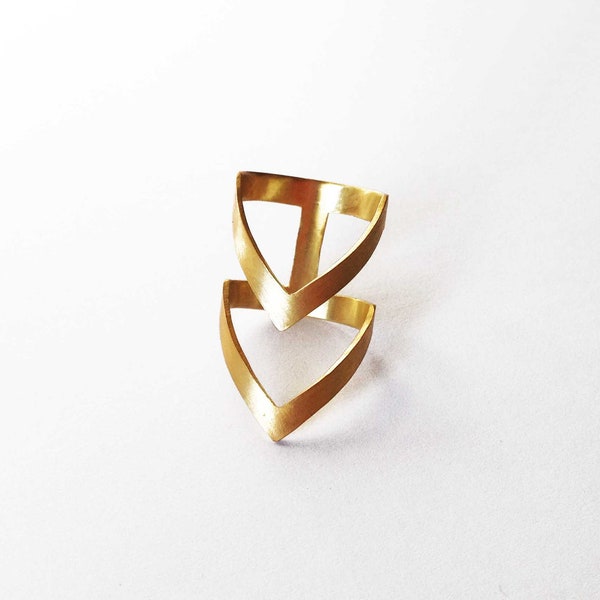 gouden statement ring, gouden chevron ring, vergulde bronzen ring, statement ring, dubbele V minimale ring, architecturale ring, cadeau voor haar