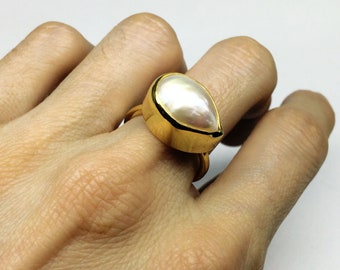 Gold Statement Ring, Perlenring, minimalistischer Ring, asymmetrischer Perlenring, moderner Ring, Geschenk für sie, handgemachter Ring, minimaler Ring