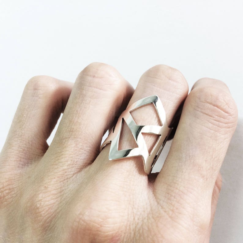 sterlingzilveren statementring, geometriering, architectonische ring, eigentijdse ring, handgemaakte minimalistische ring, verstelbare driehoekige ring
