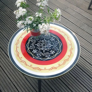 50s or 60s vintage round coffee table⎥tiki tribal tattoo decor⎥red black gold white⎥wood metal plexiglas⎥fifties decor