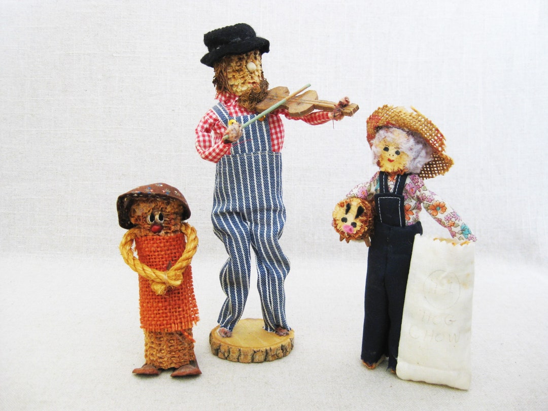 Vintage Folk Art Dolls Corn Cob Figures Primitive Toys and Display for